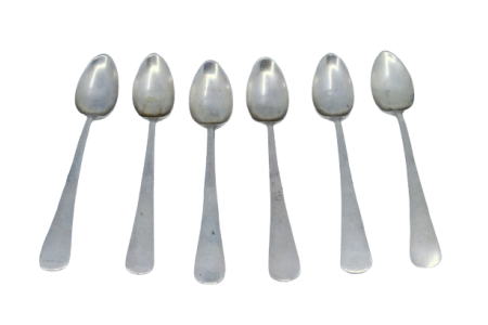  Conjunto de seis colheres de sobremesa em prata lisa com os cabos a expedir.